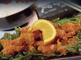 Chicken wings garnished with an orange.